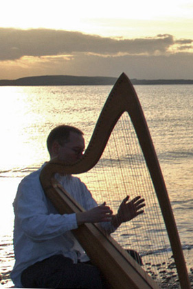 Ralf Kleemann mit Harfe